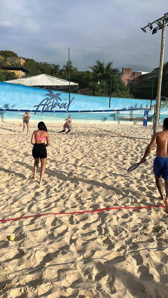 Partida de beach tennis no fim de tarde na Astral