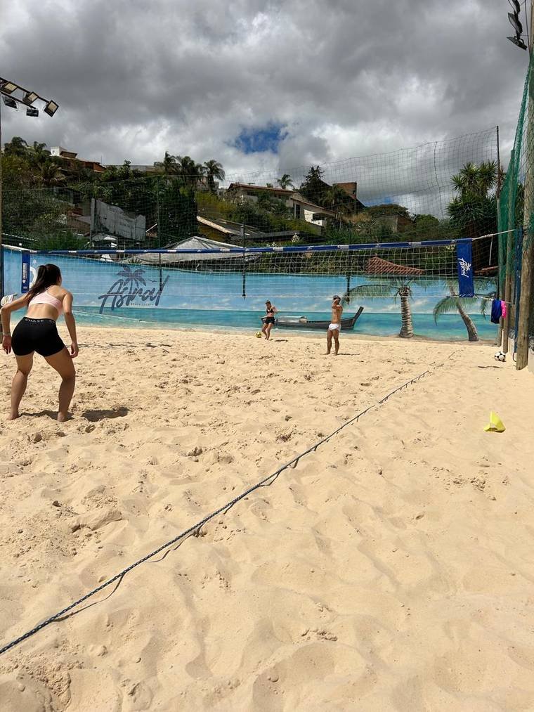 Dupla jogando futevôlei na quadra de areia da Astral